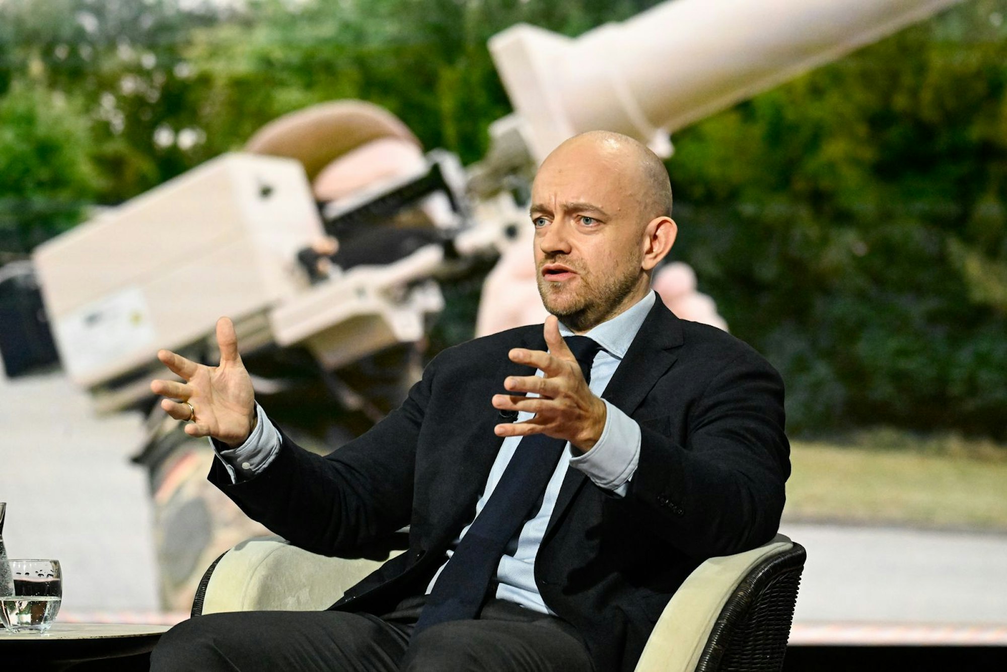Journalist Marc Felix Serrao zeigte sich schwer besorgt mit Blick auf die fehlende Expertise der deutschen Politik, wenn es um Drohnen geht. (Bild: ZDF / Markus Hertrich)