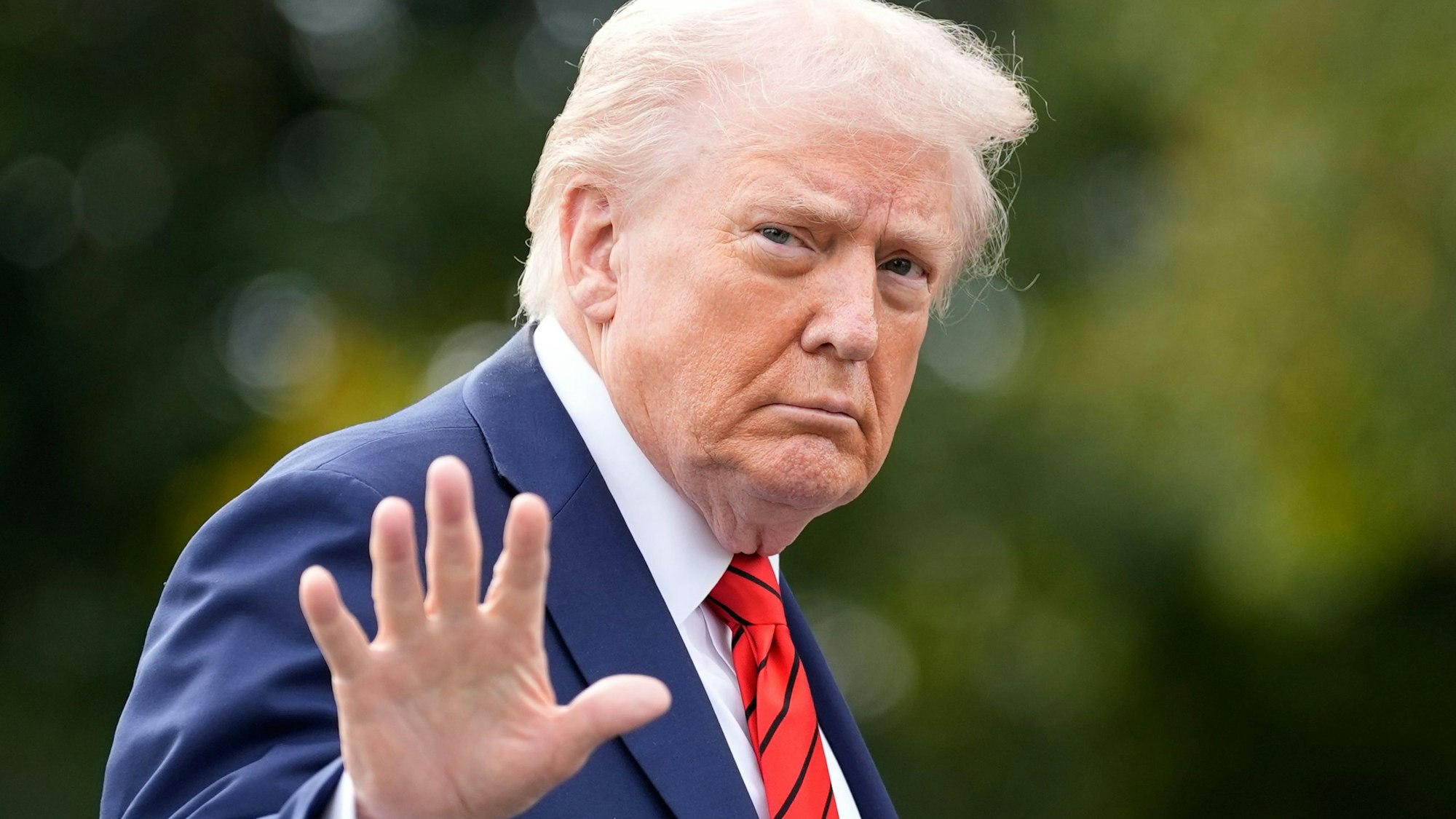US-Präsident Donald Trump geht auf dem South Lawn, nachdem er mit der Marine One im Weißen Haus angekommen ist.