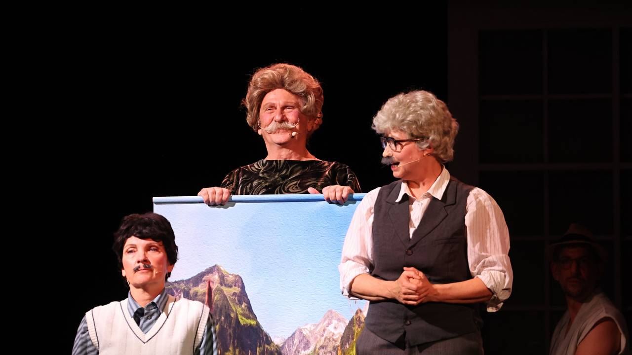 Henning Krautmacher (Mitte) spielte gleich vier Rollen u.a. Willy Millowitschs Ehefrau Gerda Millowitsch. Auf dem Foto auch Anette Frier (r.) und Susanne Pätzold (l.).