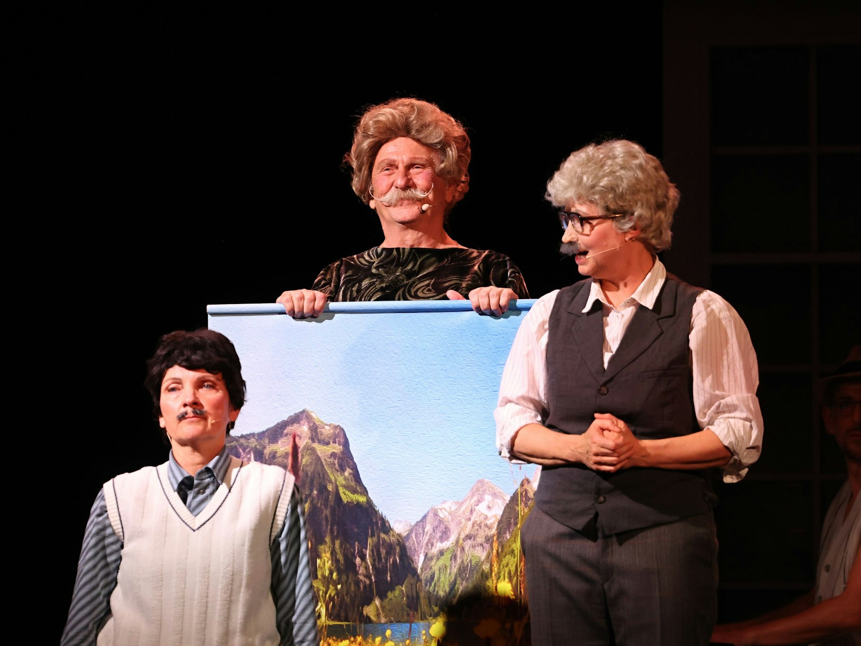 Henning Krautmacher (Mitte) spielte gleich vier Rollen u.a. Willy Millowitschs Ehefrau Gerda Millowitsch. Auf dem Foto auch Anette Frier (r.) und Susanne Pätzold (l.).