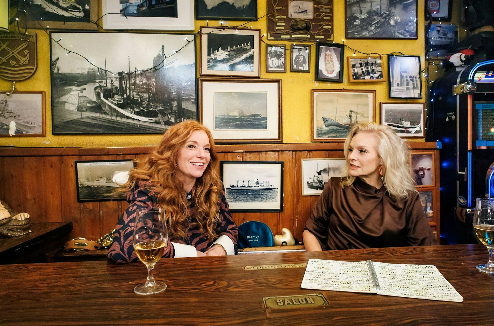 Marleen Lohse (links) hat bei „Inas Nacht“ über ihre ARD-Serie „Nord bei Nordwest“ gesprochen. (Bild: NDR/Morris Mac Matzen)