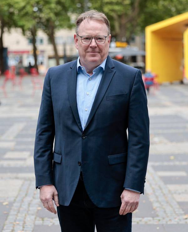 Kölns Oberbürgermeister Torsten Burmester (SPD) steht auf dem Neumarkt, einem Drogen-Hotspot der Stadt.