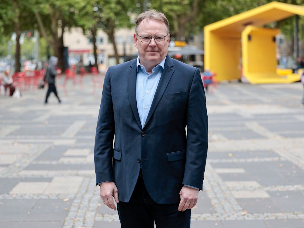 Kölns Oberbürgermeister Torsten Burmester (SPD) steht auf dem Neumarkt, einem Drogen-Hotspot der Stadt.