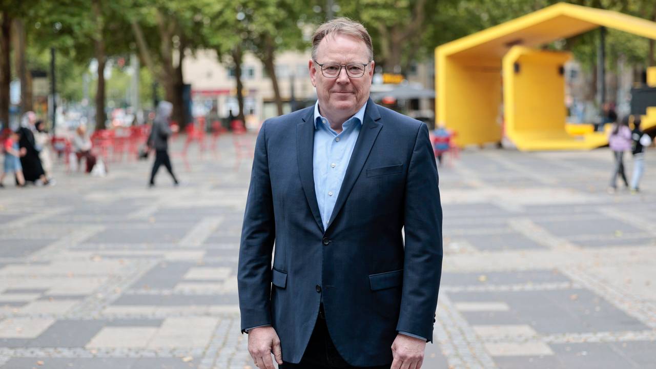 Kölns Oberbürgermeister Torsten Burmester (SPD) steht auf dem Neumarkt, einem Drogen-Hotspot der Stadt.