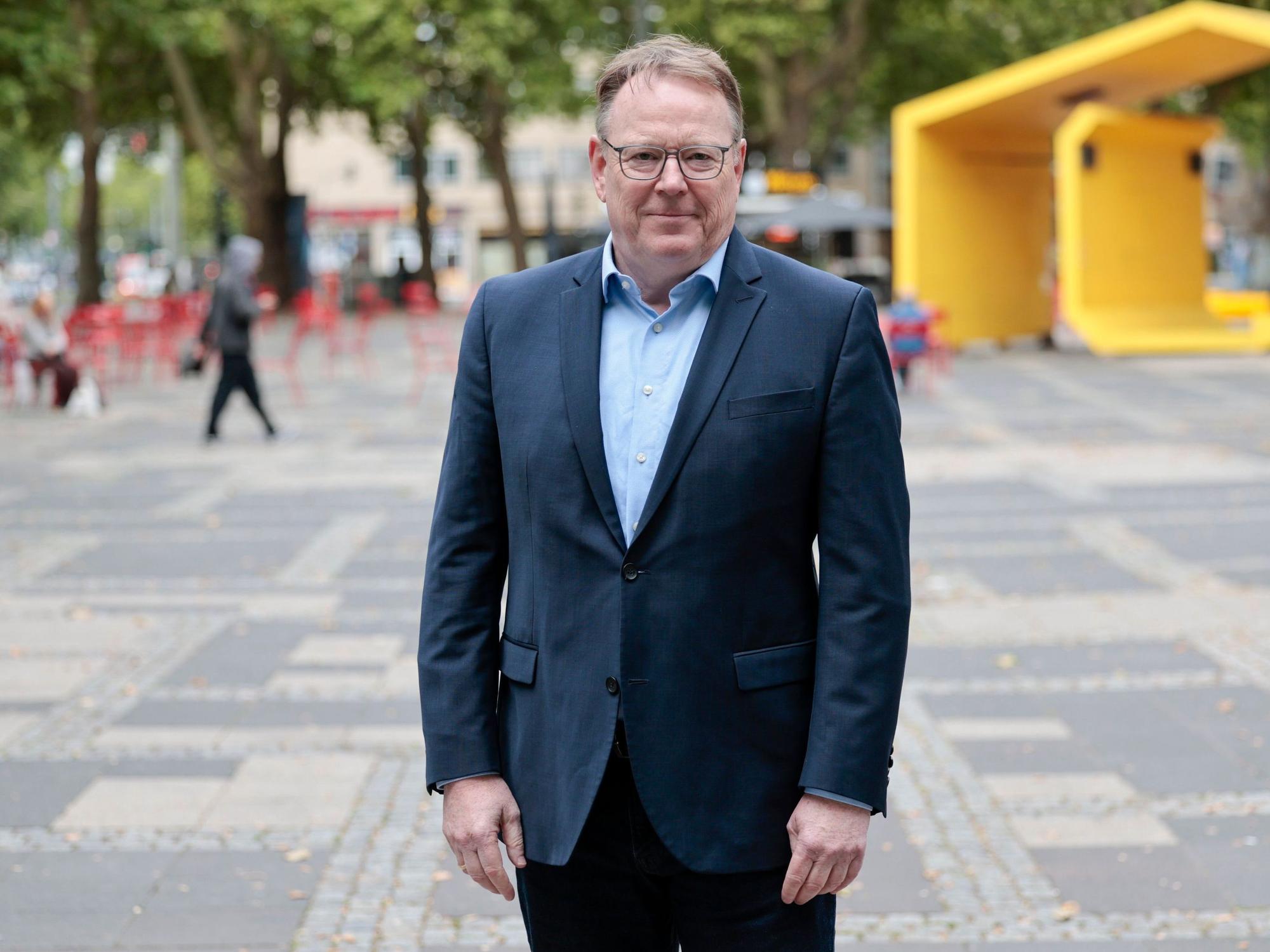 Kölns Oberbürgermeister Torsten Burmester (SPD) steht auf dem Neumarkt, einem Drogen-Hotspot der Stadt.