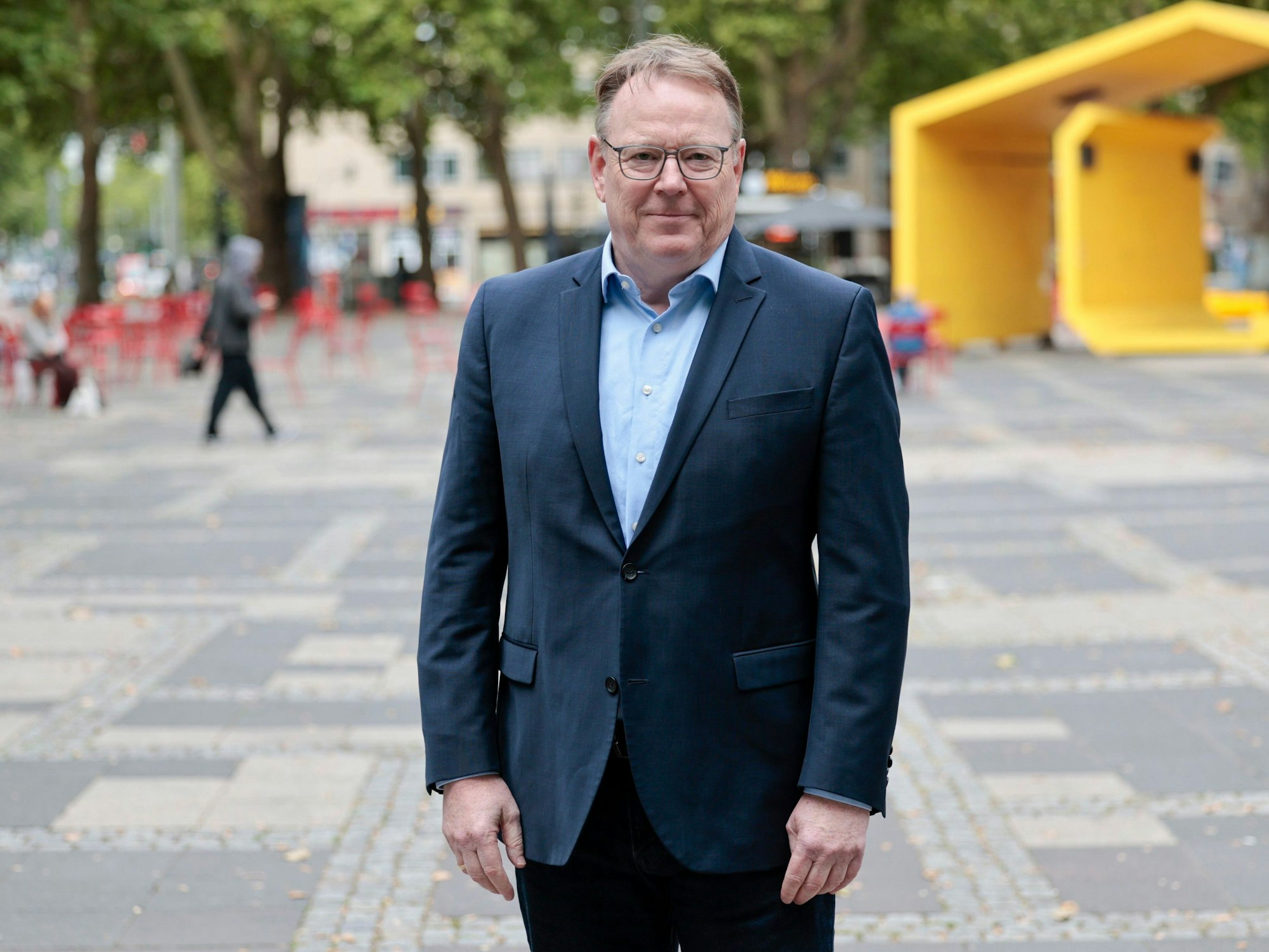 Kölns Oberbürgermeister Torsten Burmester (SPD) steht auf dem Neumarkt, einem Drogen-Hotspot der Stadt.