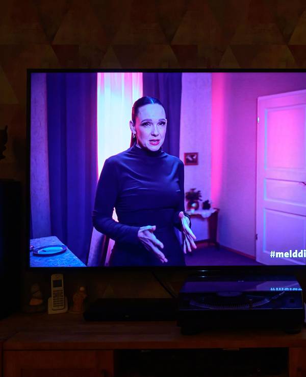 Blick auf das ARD-Fernsehprogramm mit Carolin Kebekus während der Halbzeitpause des Fußball-Länderspiels Deutschland gegen Luxemburg. Unter dem Motto #melddichmalwieder hat die ARD am Freitagabend in der Halbzeitpause des Fußball-Länderspiels auf das Thema Einsamkeit aufmerksam gemacht.
