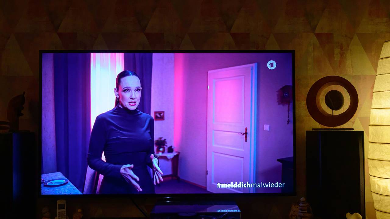 Blick auf das ARD-Fernsehprogramm mit Carolin Kebekus während der Halbzeitpause des Fußball-Länderspiels Deutschland gegen Luxemburg. Unter dem Motto #melddichmalwieder hat die ARD am Freitagabend in der Halbzeitpause des Fußball-Länderspiels auf das Thema Einsamkeit aufmerksam gemacht.
