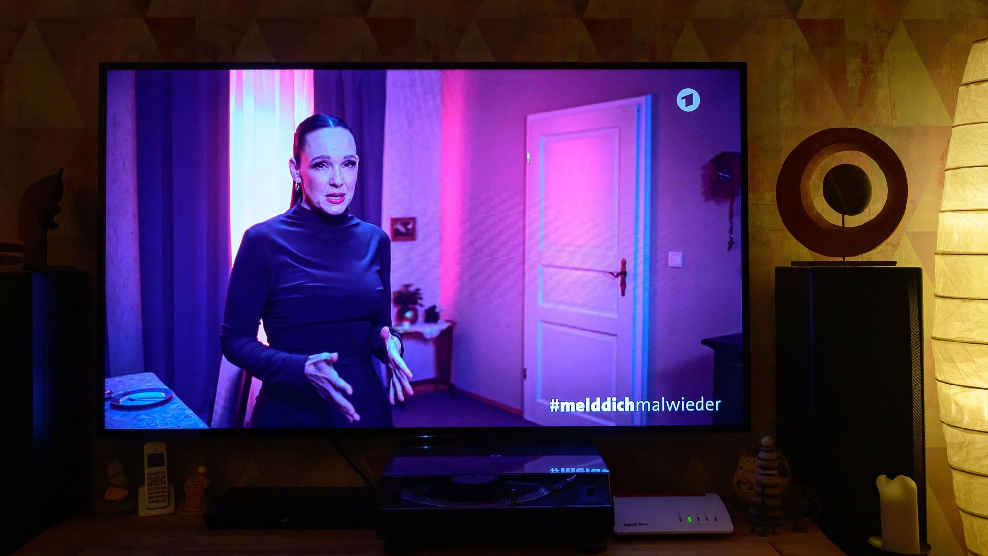 Blick auf das ARD-Fernsehprogramm mit Carolin Kebekus während der Halbzeitpause des Fußball-Länderspiels Deutschland gegen Luxemburg. Unter dem Motto #melddichmalwieder hat die ARD am Freitagabend in der Halbzeitpause des Fußball-Länderspiels auf das Thema Einsamkeit aufmerksam gemacht.