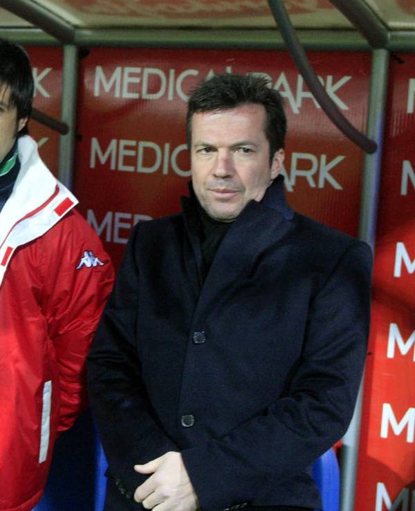 Ilia Gruev steht vor der Trainerbank neben Lothar Matthäus.