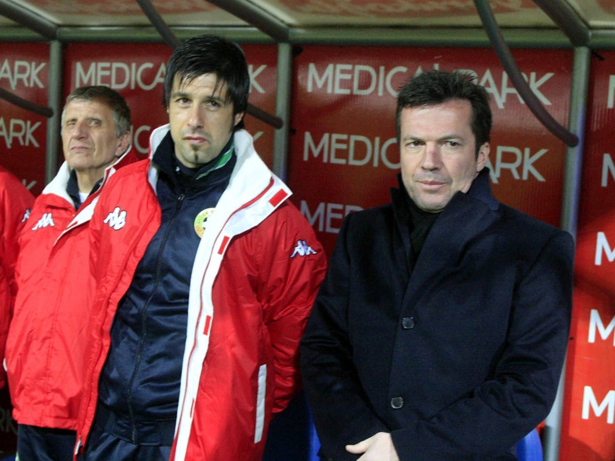 Ilia Gruev steht vor der Trainerbank neben Lothar Matthäus.