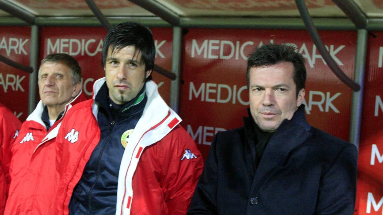 Ilia Gruev steht vor der Trainerbank neben Lothar Matthäus.