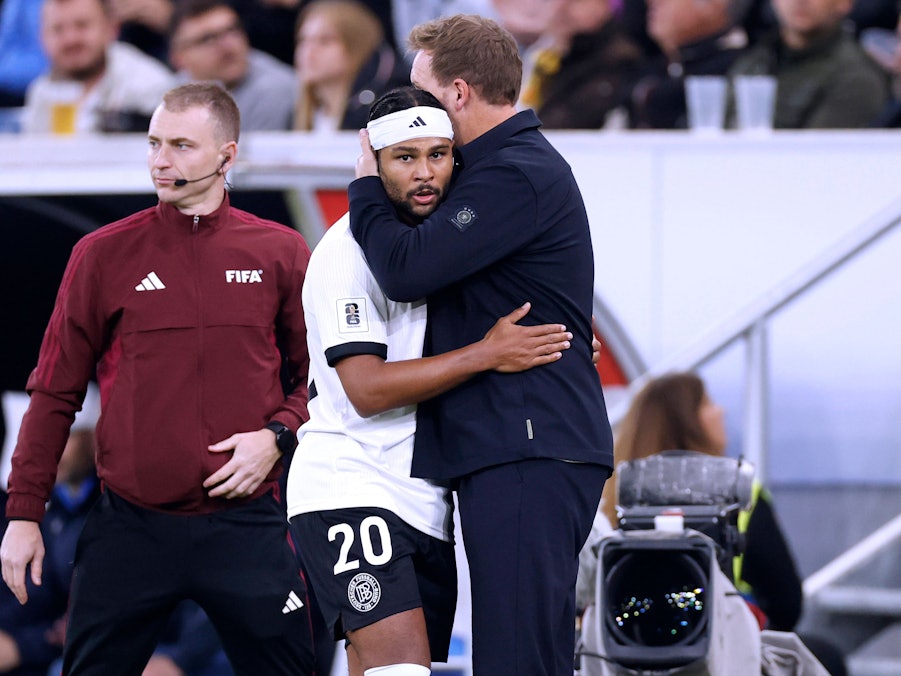 Julian Nagelsmann umarmt Serge Gnabry bei dessen Auswechslung.