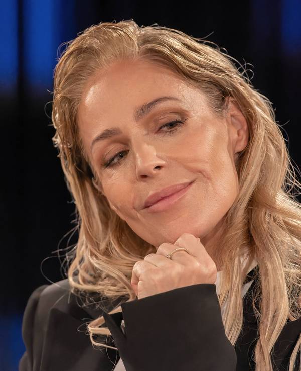 Michelle schaut zur Seite.