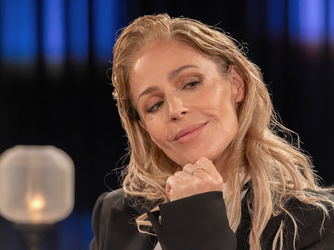 Michelle schaut zur Seite.