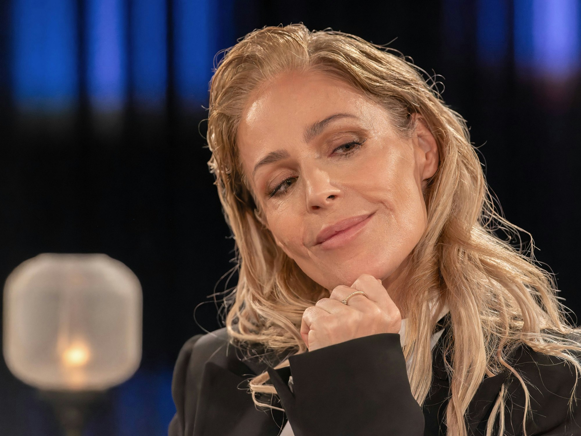 Michelle schaut zur Seite.