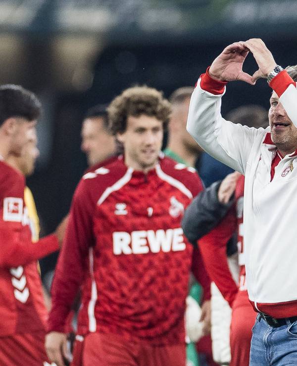 Lukas Kwasniok formt nach dem Sieg in Hoffenheim ein Herz.