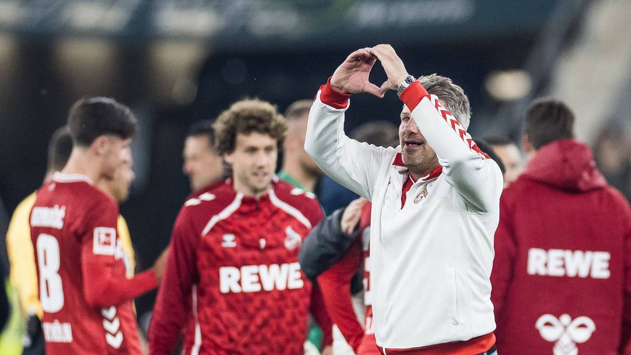 Lukas Kwasniok formt nach dem Sieg in Hoffenheim ein Herz.