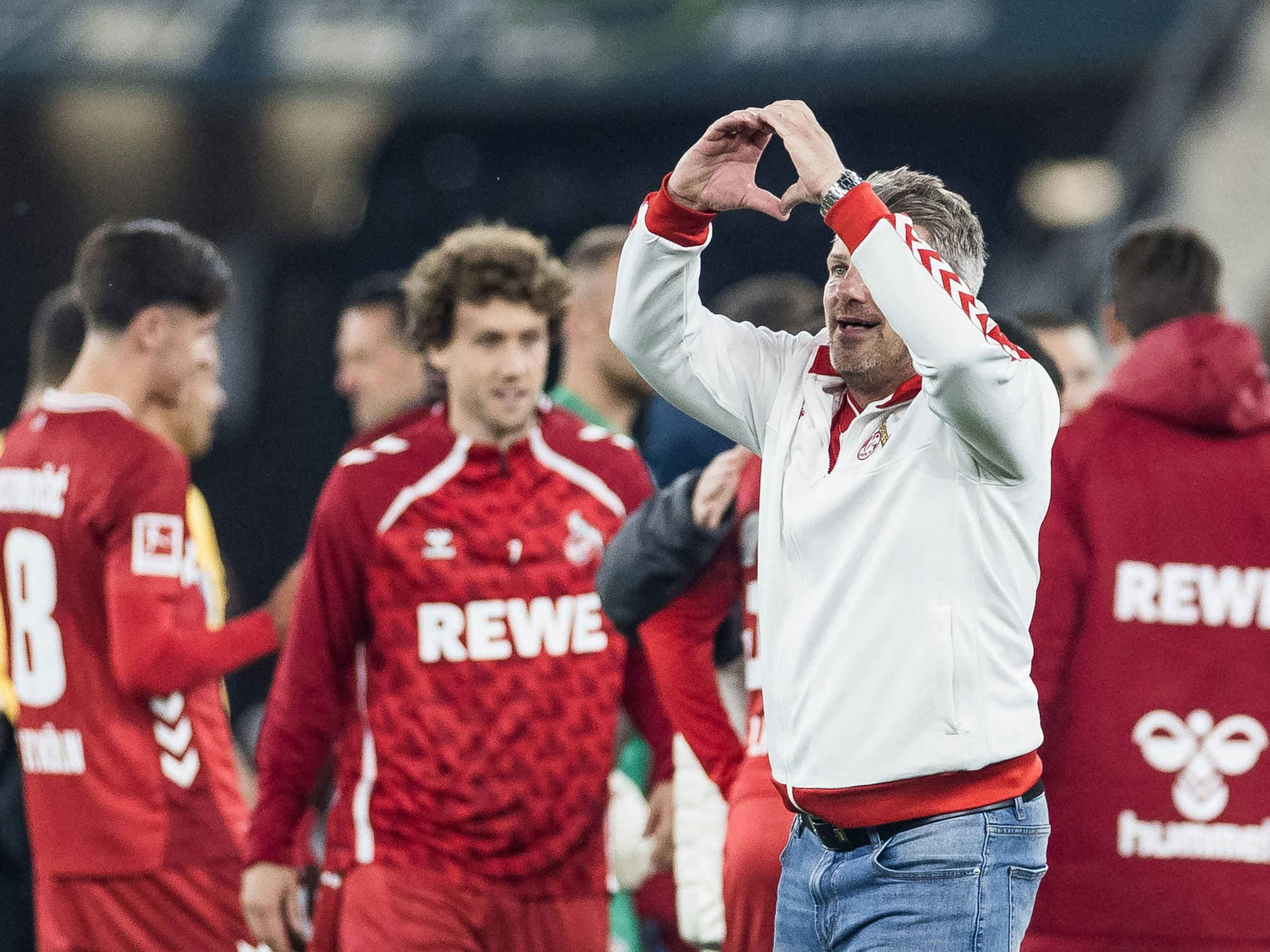 Lukas Kwasniok formt nach dem Sieg in Hoffenheim ein Herz.