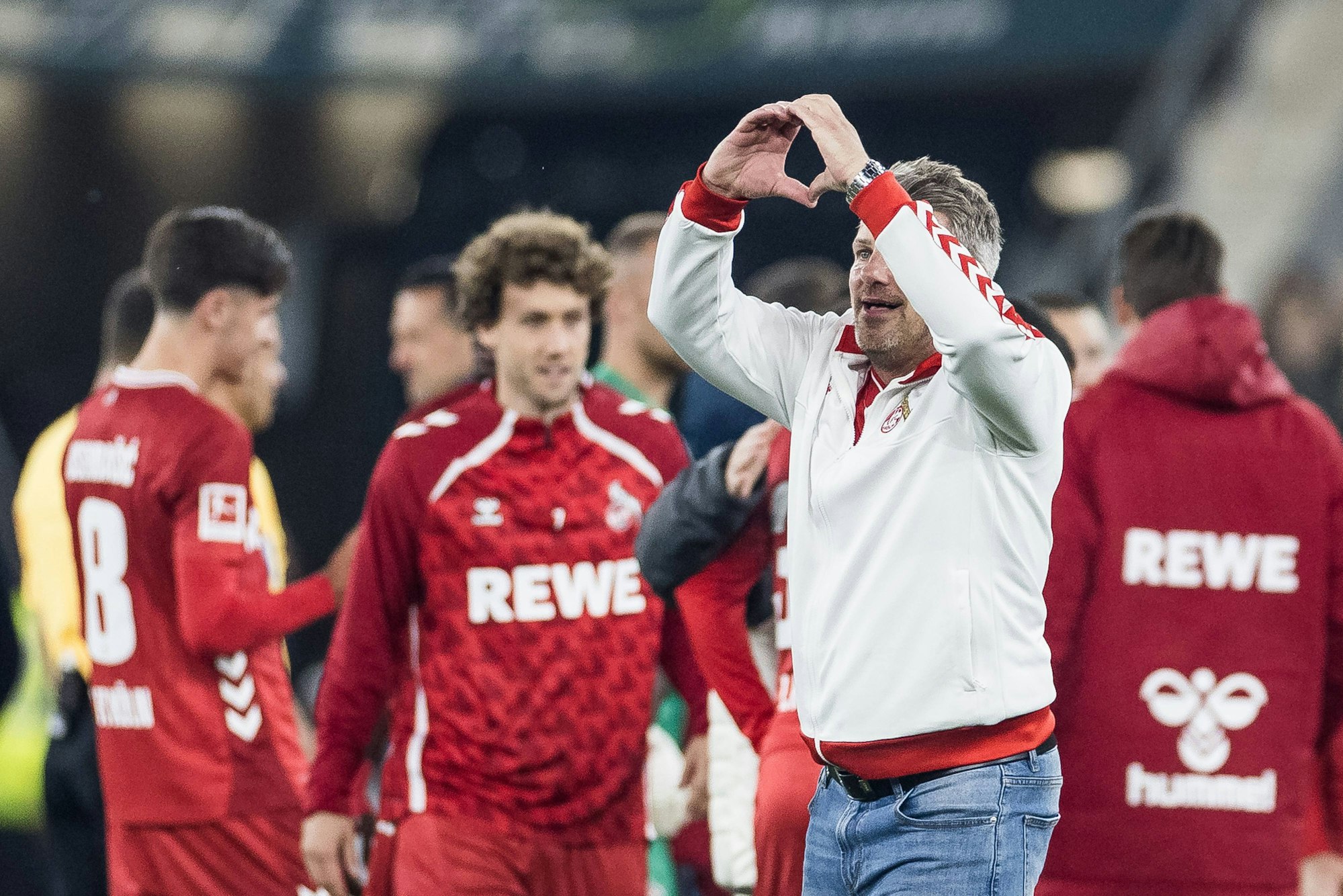 Lukas Kwasniok formt nach dem Sieg in Hoffenheim ein Herz.