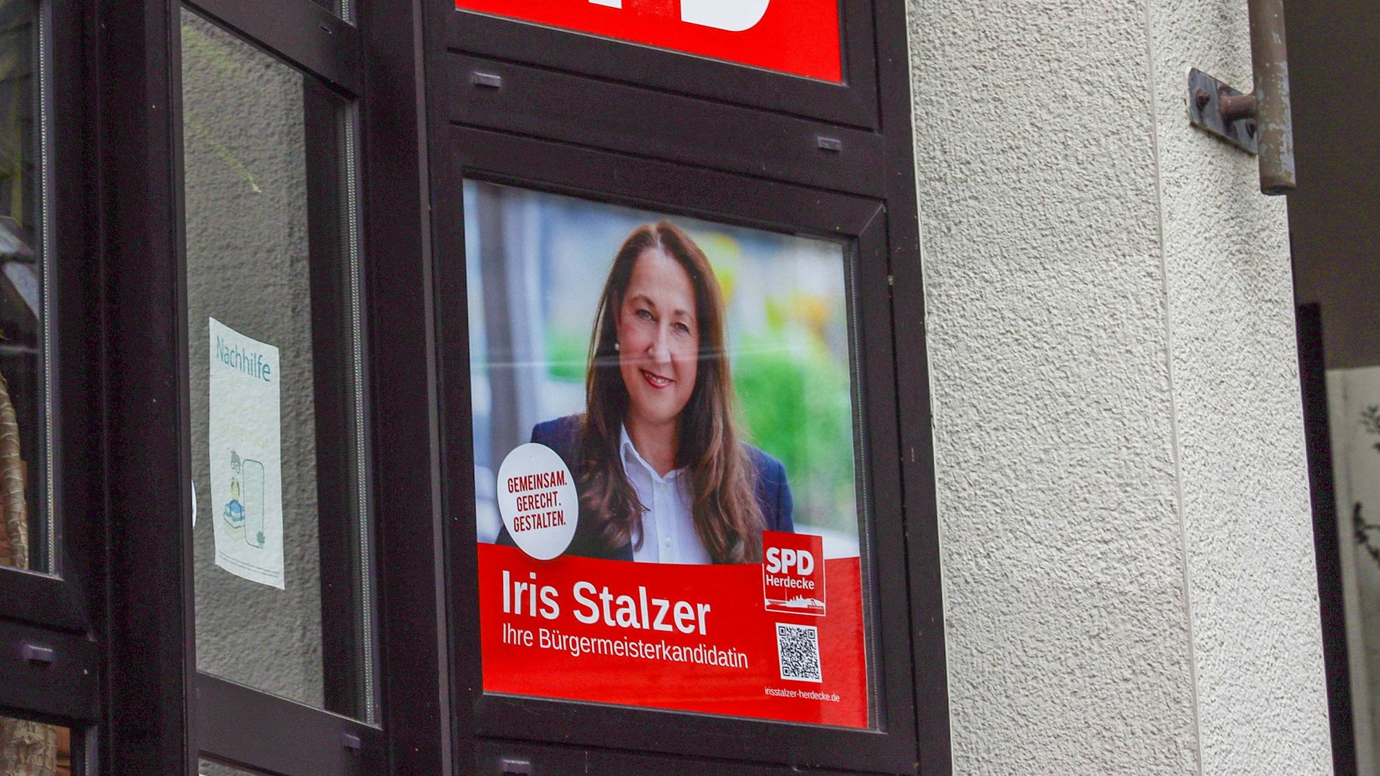 Ein SPD-Wahlplakat von Iris Stalzer hängt in Herdecke. Die Politikerin wurde Opfer einer Messer-Attacke.