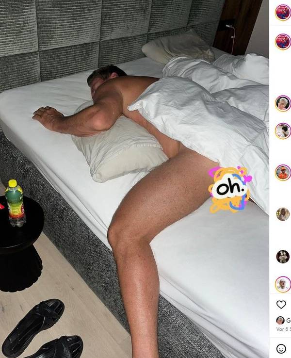 Jürgen Milski nackt im Bett