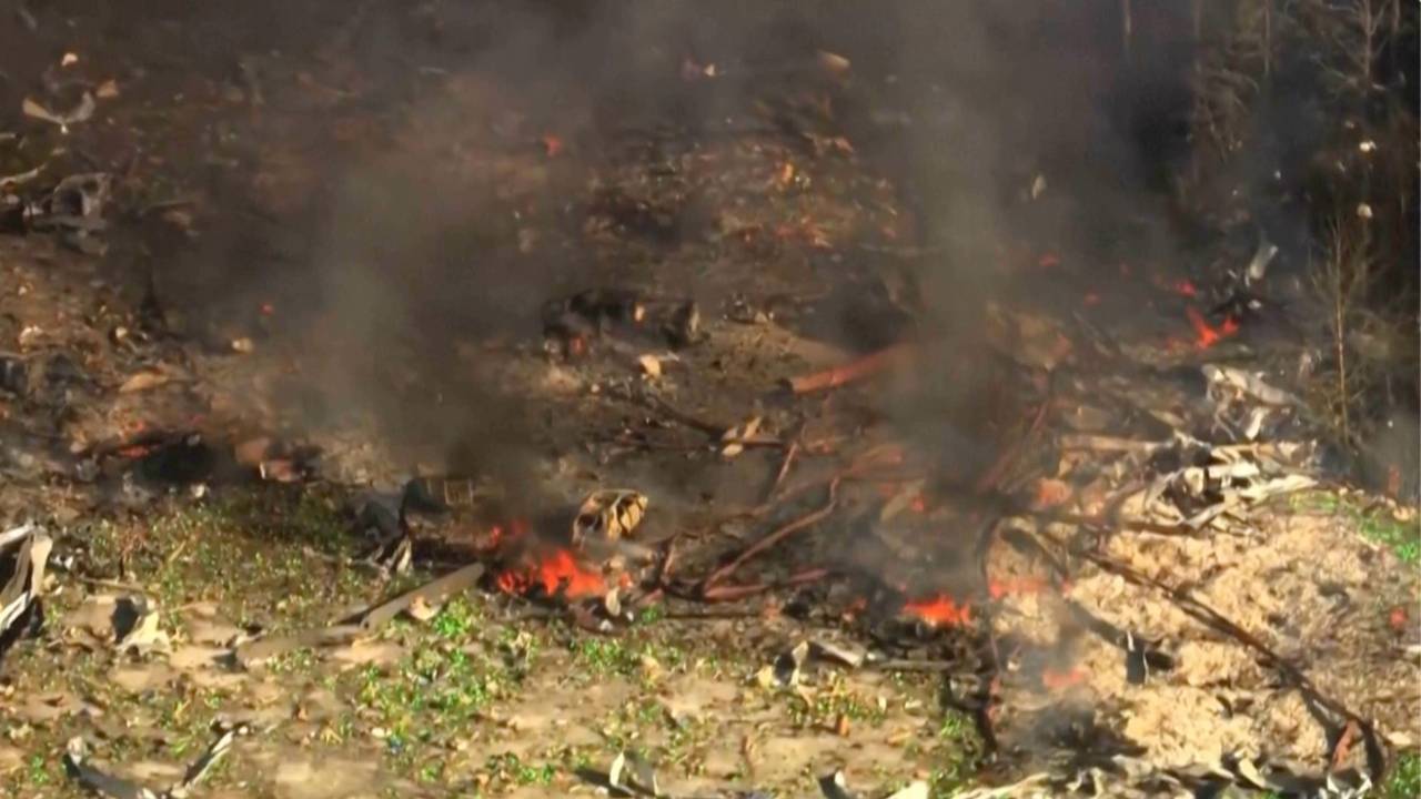 Rauch liegt in der Luft, während Trümmer den Boden und Fahrzeuge bedecken, nachdem eine gewaltige Explosion eine militärische Sprengstofffabrik in Hickman County, Tennessee, erschüttert hat.