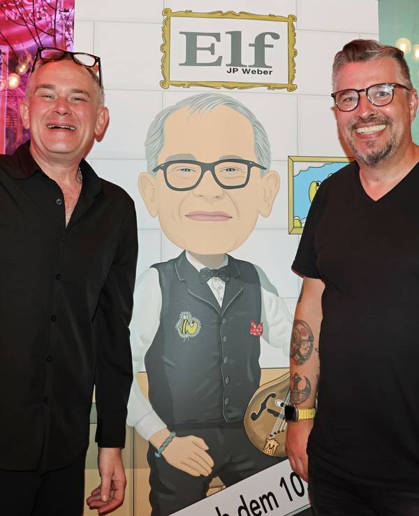 JP Weber (l.) zusammen mit dem Künstler und Illustrator Don Lorenzo, der das Album-Cover von „Elf“ gestaltet hat.