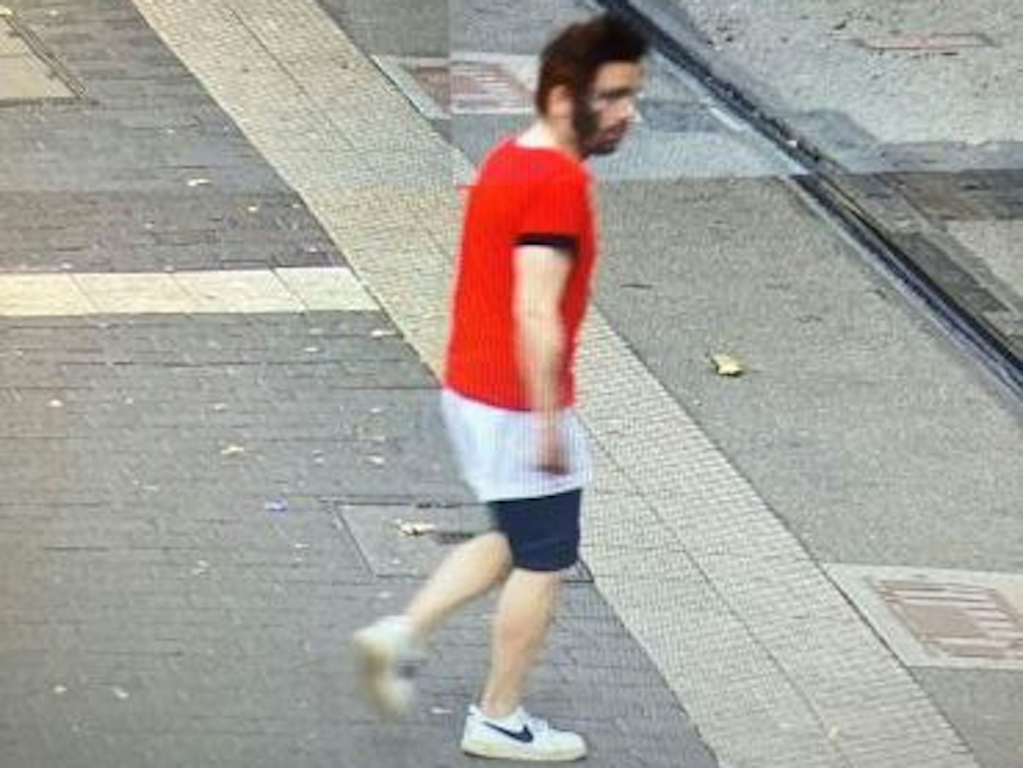 Die Polizei Köln sucht mit diesem Foto nach einem Tatverdächtigen