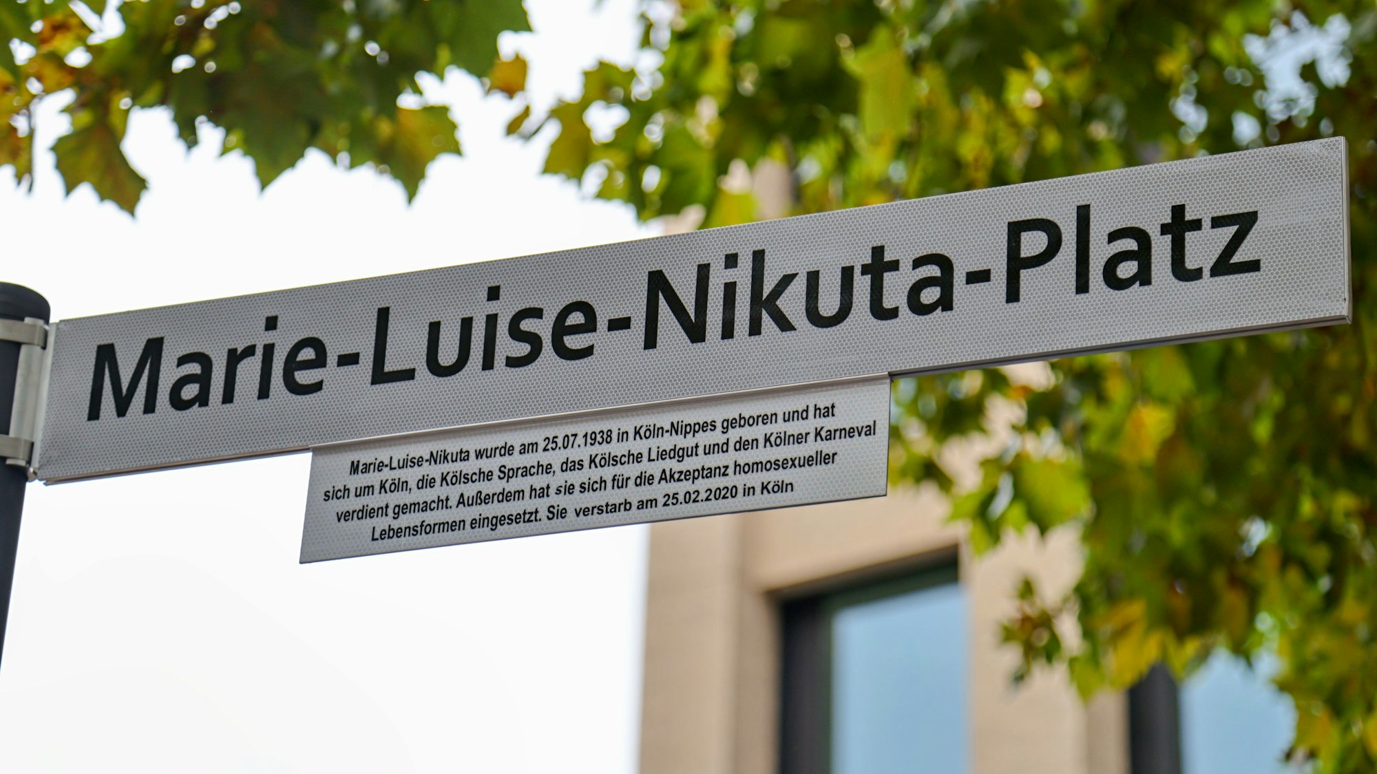 Auf dem Straßenschild steht Marie-Luise-Nikuta-Platz