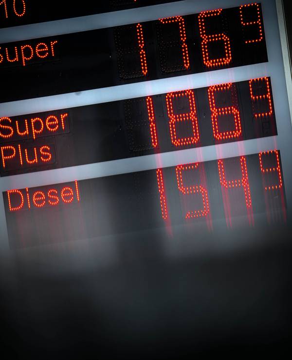 Die Kraftstoffpreise werden an einer Tankstelle angezeigt