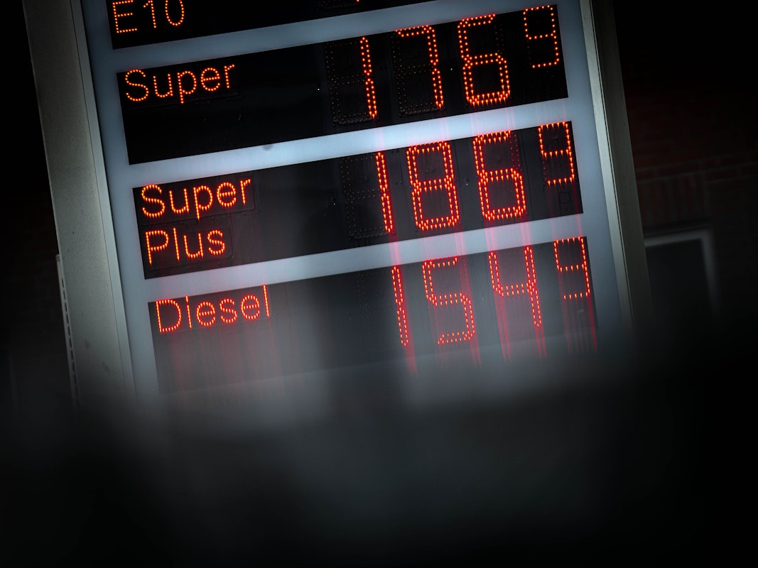 Die Kraftstoffpreise werden an einer Tankstelle angezeigt