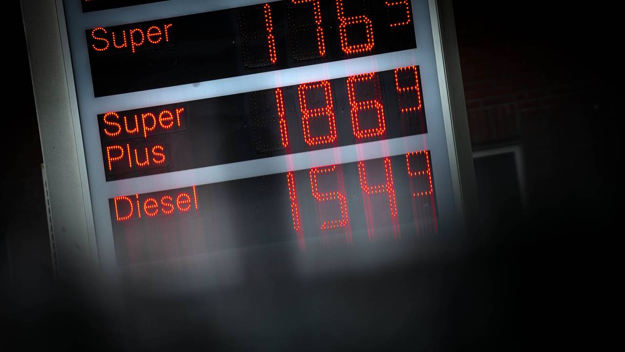 Die Kraftstoffpreise werden an einer Tankstelle angezeigt