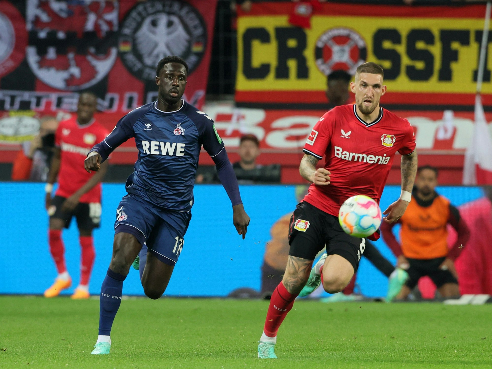 Kingsley Schindler im Lauf-Duell mit Robert Andrich.