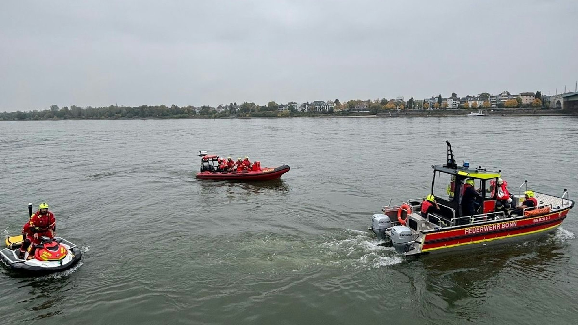 Ein Rettungsboot von Feuerwehr und DLRG auf dem Rhein.