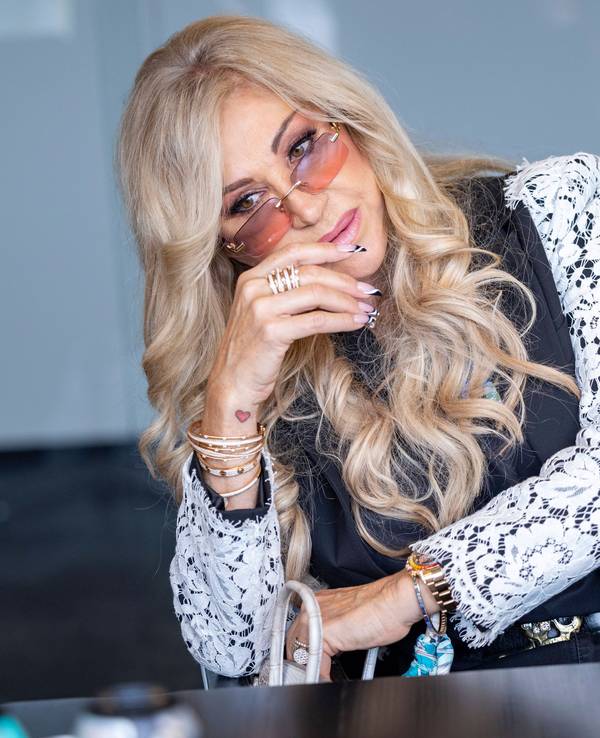Carmen Geiss mit Sonnenbrille im Büro