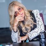 Carmen Geiss mit Sonnenbrille im Büro
