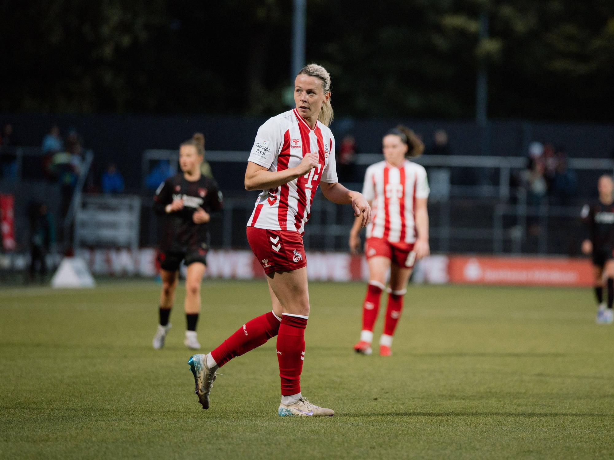 Sandra Maria Jessen auf dem Platz.