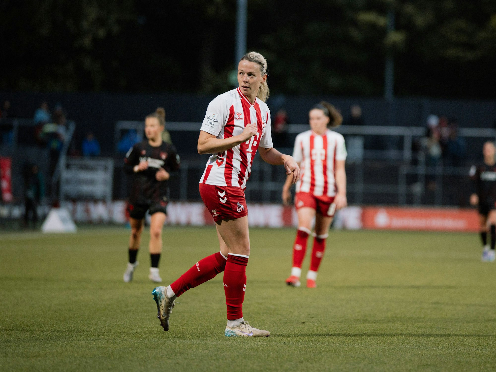 Sandra Maria Jessen auf dem Platz.