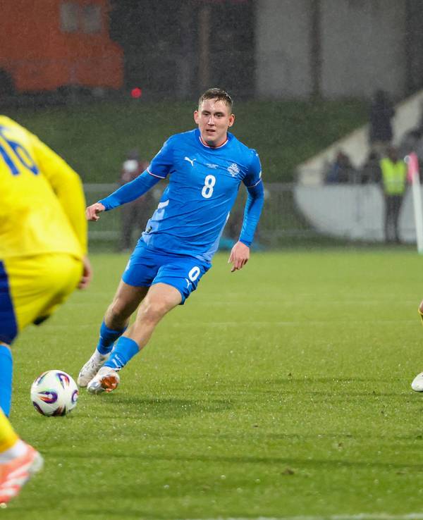 Isak Johannesson passt einen Ball zu einem Mitspieler von island.