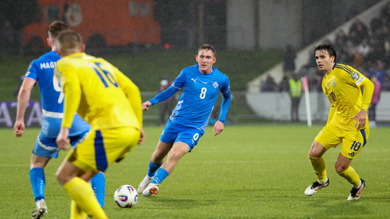 Isak Johannesson passt einen Ball zu einem Mitspieler von island.
