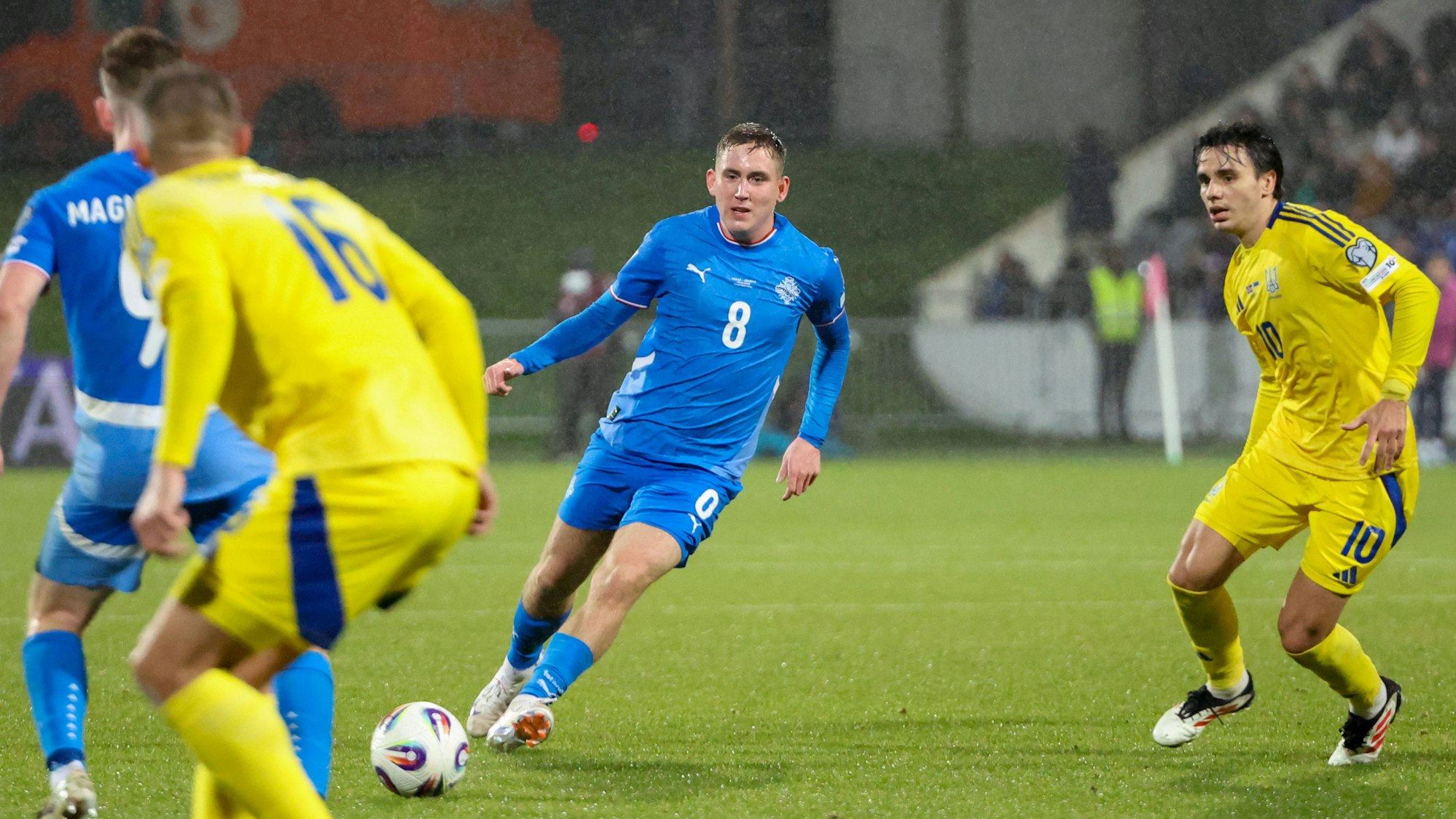 Isak Johannesson passt einen Ball zu einem Mitspieler von island.