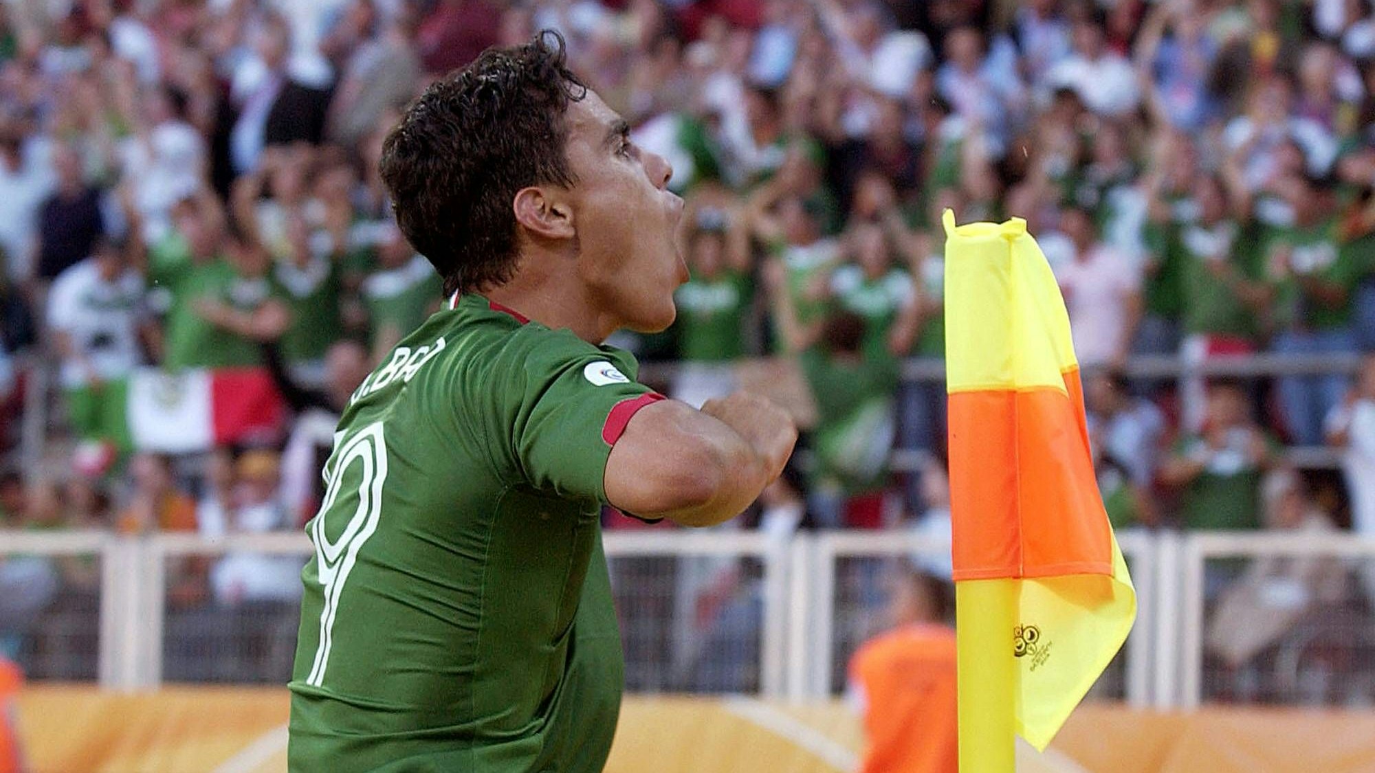 Omar Bravo jubelt über ein Tor bei der WM 2006 in Deutschland.