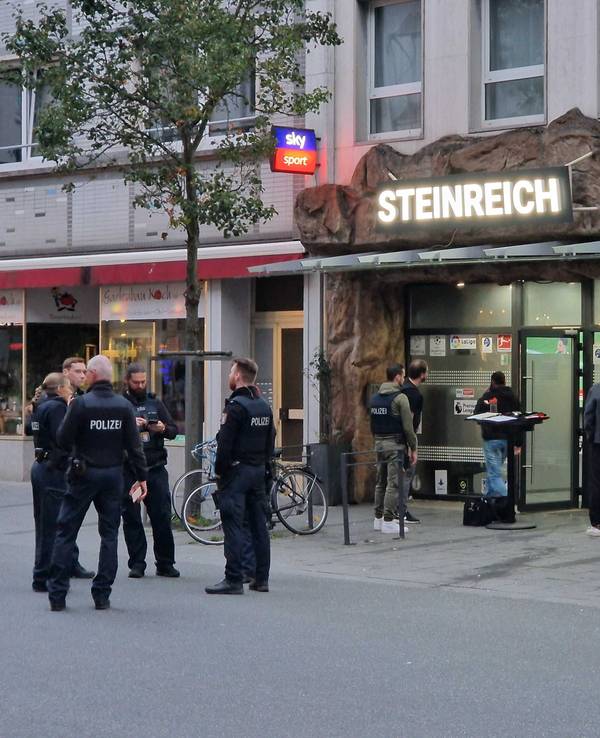 Polizeibeamte stehen auf dem Marktplatz in Gießen.