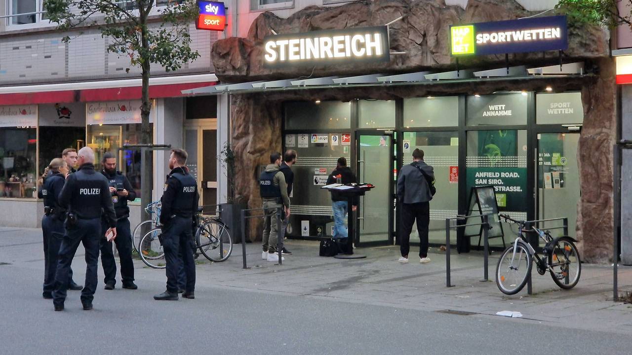 Polizeibeamte stehen auf dem Marktplatz in Gießen.