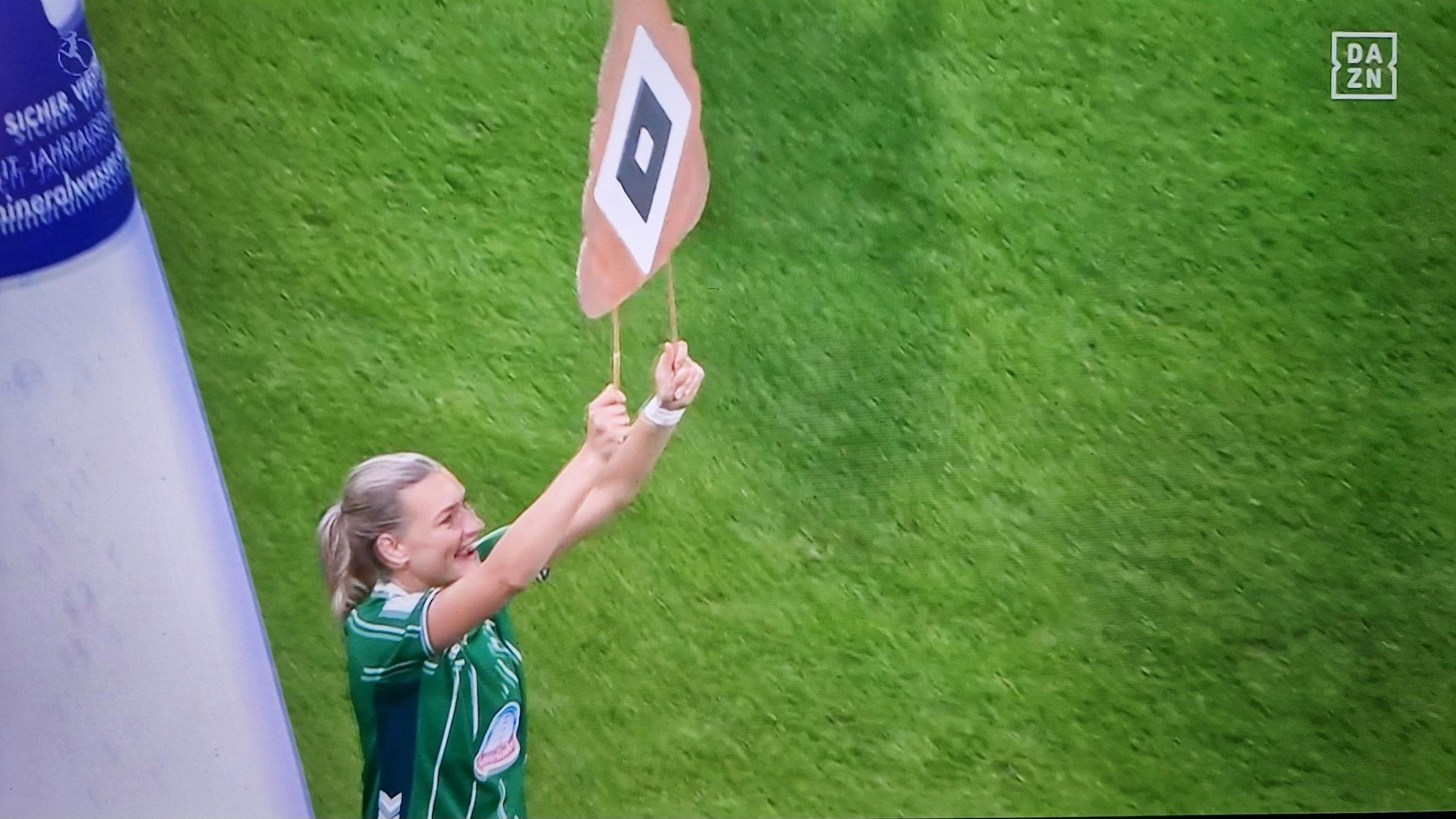 Medina Desic im Werder-Bremen-Trikot feiert auf dem Feld