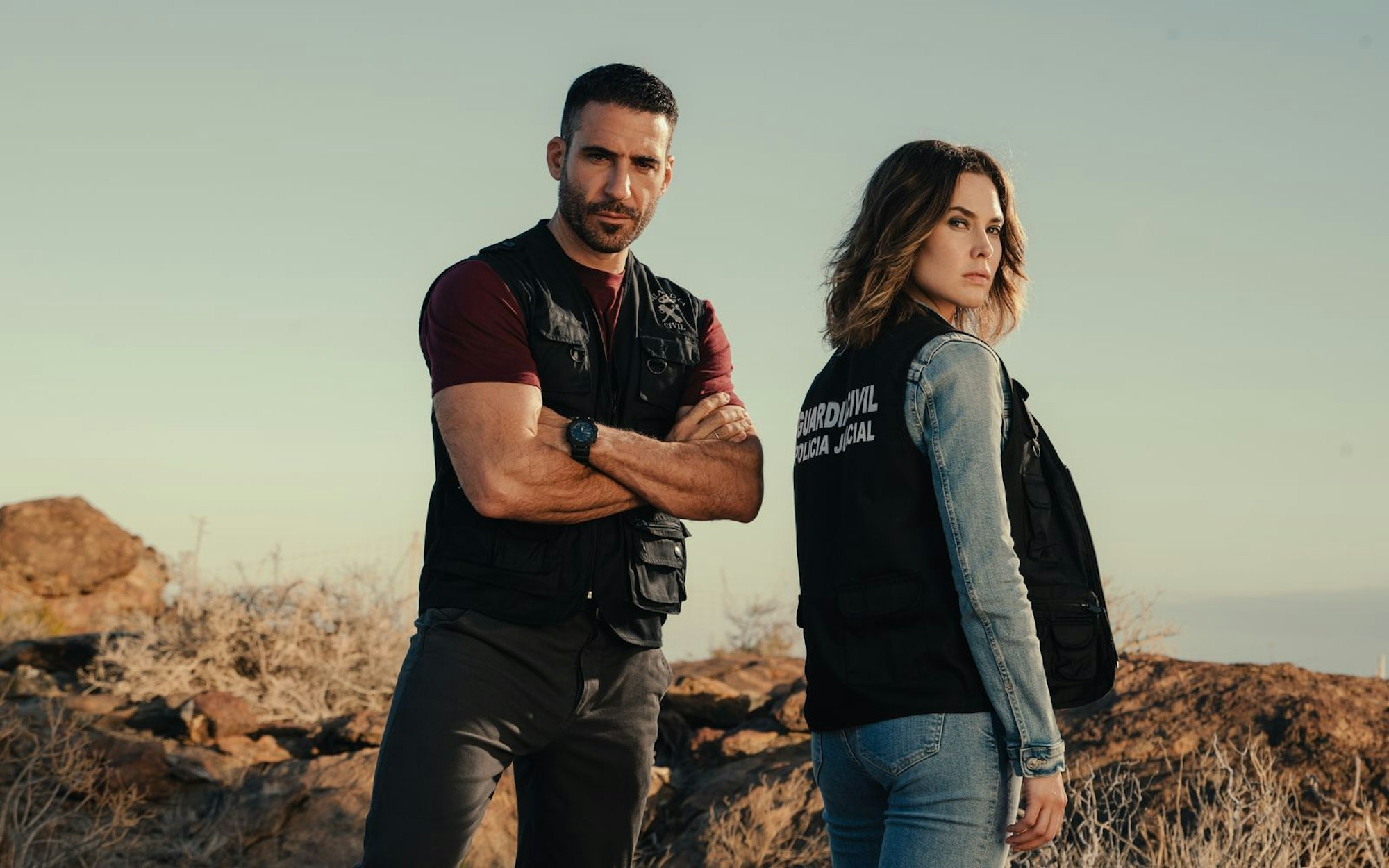 Raúl Morales (Miguel Ángel Silvestre) von der spanischen Guardia Civil und die deutsche BKA-Beamtin Nina Weiss (Katia Fellin) wachsen schnell als Team zusammen. Bald auch privat? (Bild: ZDF/Jaime Olmedo)