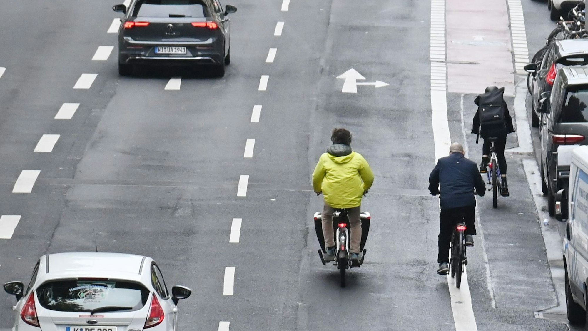 Radfahrende auf den Kölner Ringen. Dort ist eine ehemalige Autospur für Radfahrer freigegeben – ohne bauliche Abtrennung vom Autoverkehr.