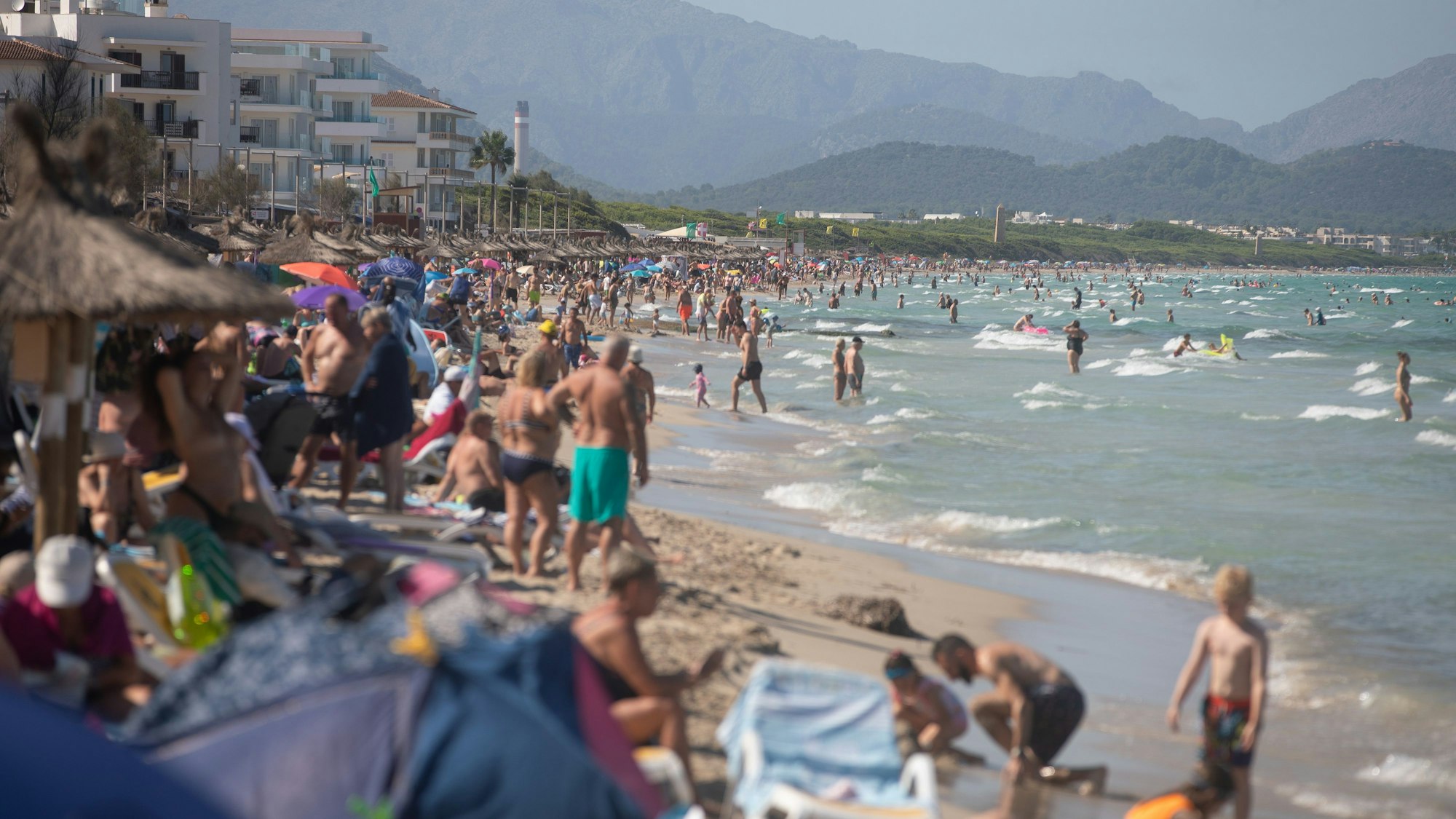 Santa Margalida: Menschen schwimmen und sonnen sich am Strand von Can Picafort an der Nordküste der Insel (Archivfoto).