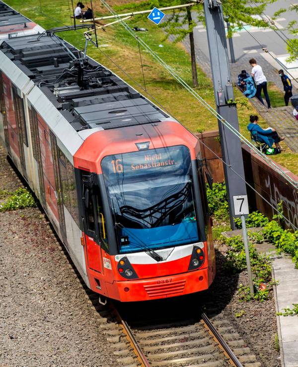 Eine Bahn mit der Nummer 16 ist unterwegs.